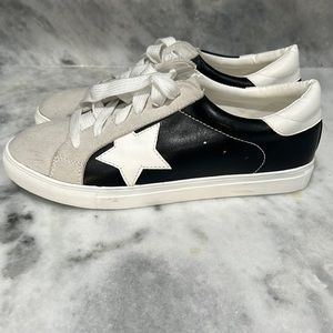 Black and white sneakers, like new condition